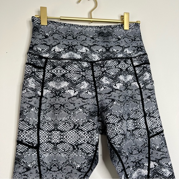 Zyia Size 6-8 Cobra Metallic Pocket Light n Tight Hi-Rise Capri 20” - Picture 2 of 6